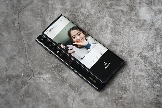 如果要自拍,背后屏幕就会亮起
