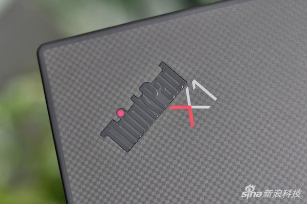 ThinkPad和X1两个logo放在了一起 碳纤维纹理和边框有段距离