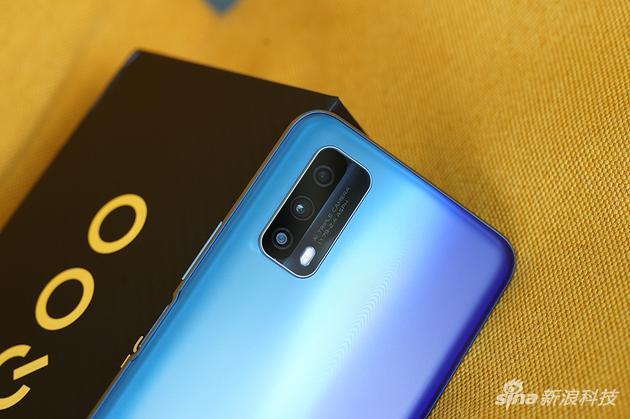 后置三摄,200万像素超微距和200万像素景深有些打酱油