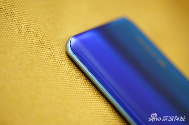 中框微微凸起,更“尖锐”一些