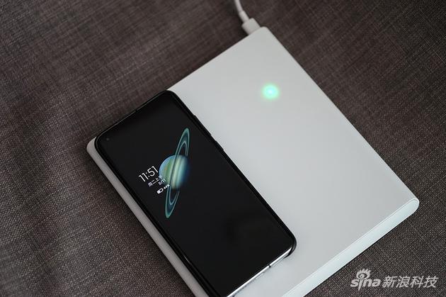 蓝色灯代表线圈位置,手机放上后线圈会移动到手机底部