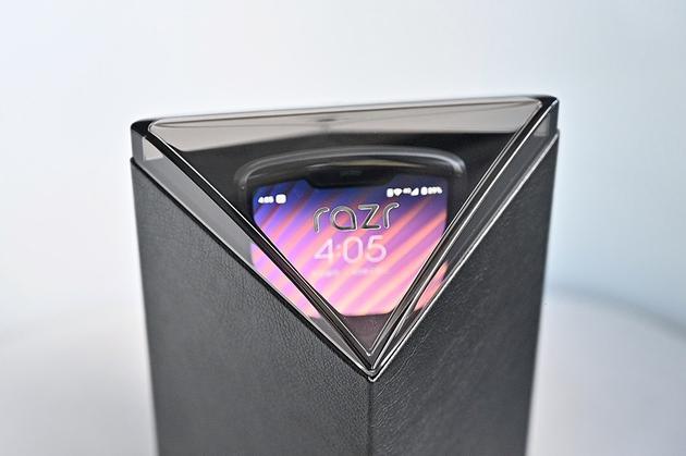 razr 5G包装顶部是个透明窗