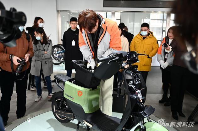 技术人员现场拆解雅迪冠智系列产品