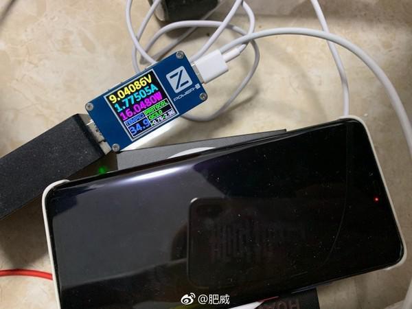 华为CP60无线充电器测试(图片来自微博)