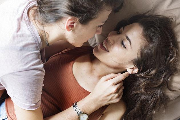 一项针对全球数千位18-65岁女性调查结果表明,女性在同性之间性爱接触中更有可能体验快感,数据显示女同性恋一个月能产生55次性高潮。
