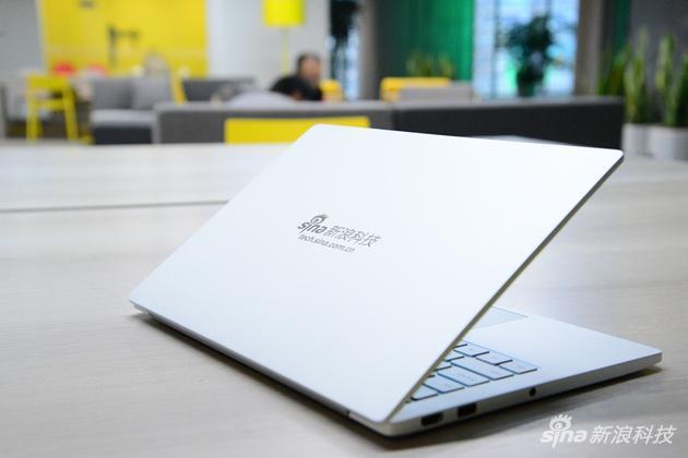 小米首款笔记本,给新浪科技送测的机器A面刻着新浪科技Logo,从此无Logo设计也成小米笔记本的标签。