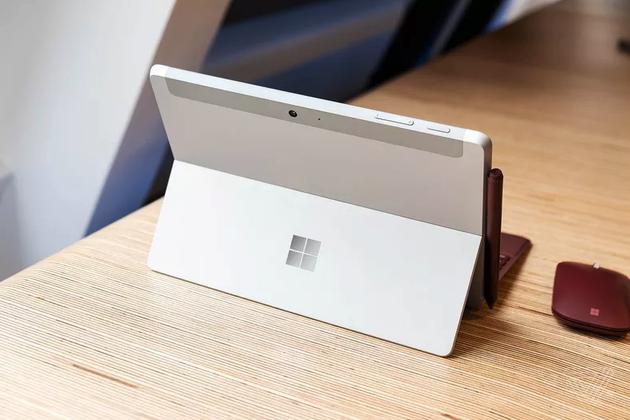 背面集成了之前Surface标志性的支架