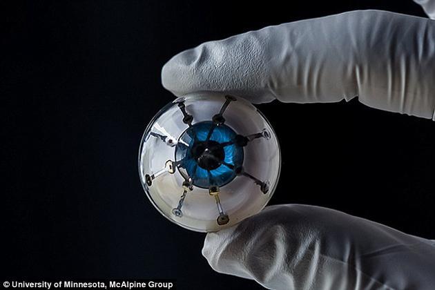 科学家朝打造世上首只仿生眼又迈进了一步。一旦研制成功,成百上千万的盲人将有机会重见光明。美国明尼苏达大学的一支研究人员团队近日打造了世上首只能够察觉光线变化、帮助患者恢复视力的三维人造“眼球”。