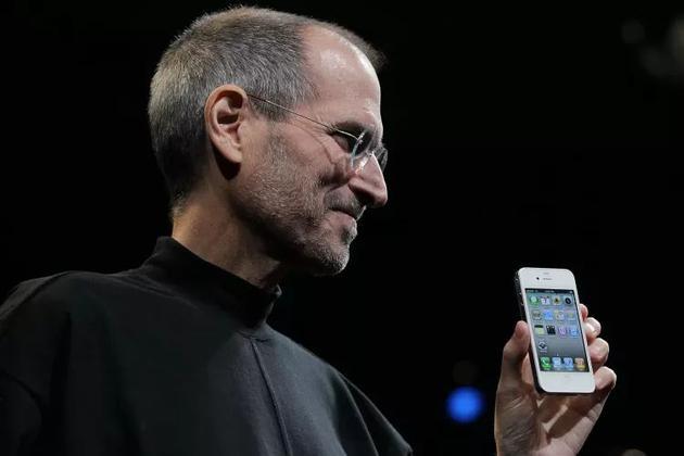 拿着iPhone 4的Steve Jobs,图源Recode