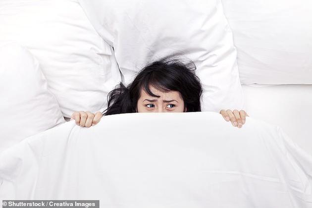 做噩梦的关键迹象之一是一种名叫“额叶α不平衡”的现象,即某种脑活动在左右两个大脑半球中发生的程度不同,在其中一边更为活跃。有17名身体健康的受试者参与了此次研究。
