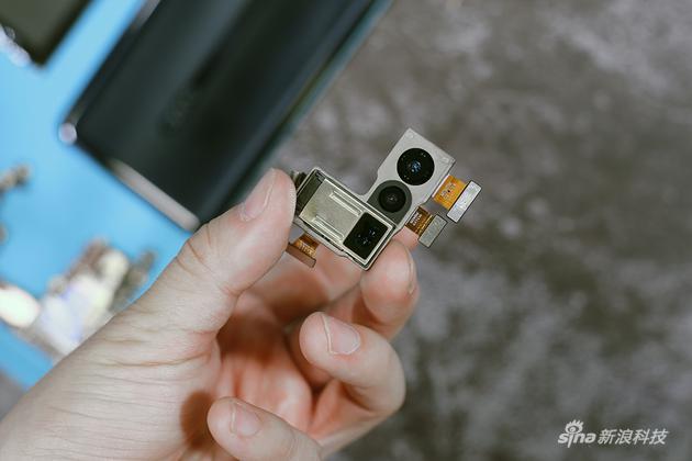 三颗镜头呈L型排布