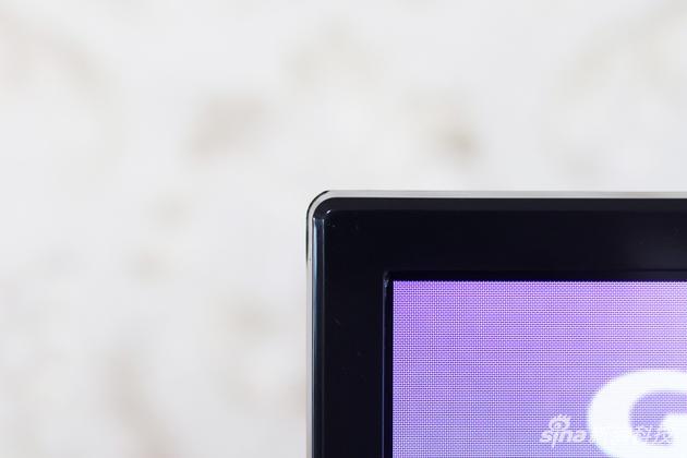 从这个角度看,Redmi红米电视的边框做工真的是比较一般,近看塑料感确实重
