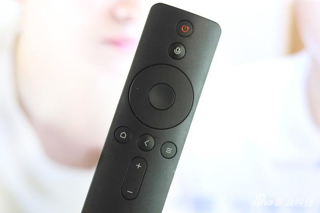 遥控器的设计沿袭了小米家族的设计基因