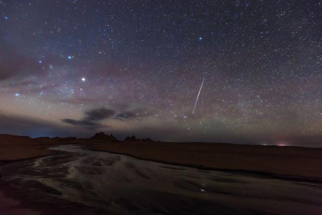 目前,波兰一支研究小组首次发现两颗邻近恒星,它们似乎引力牵引着它们“冰冷舞伴”,然后无情地将它们抛向地球方向。