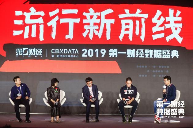 图示从左至右依次是:超级零创始人兼CEO 王珂、汉口二厂CEO 金亚雯、创米科技CEO 李建新、钟薛高联合创始人兼副总裁 庄毅、三声创始人兼主编 王卓
