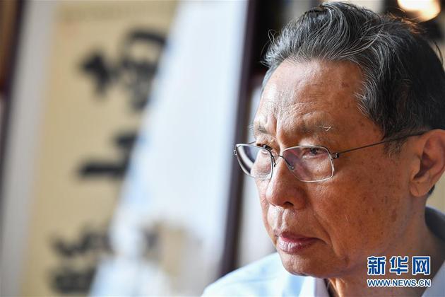 1月28日,中国工程院院士、国家呼吸系统疾病临床医学研究中心主任、高级别专家组组长钟南山在广州接受新华社专访时表示,对于当前防控疫情,除了传染病方面的专家,必须要有重症医学专业人士,这一条非常重要。单纯传染病专家是不行的,有重症医学专家共同努力,才有可能抢救病人。 新华社记者 刘大伟 摄