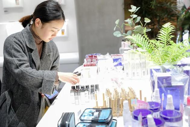 考拉海购线下旗舰店,一位年轻女孩在选购商品。