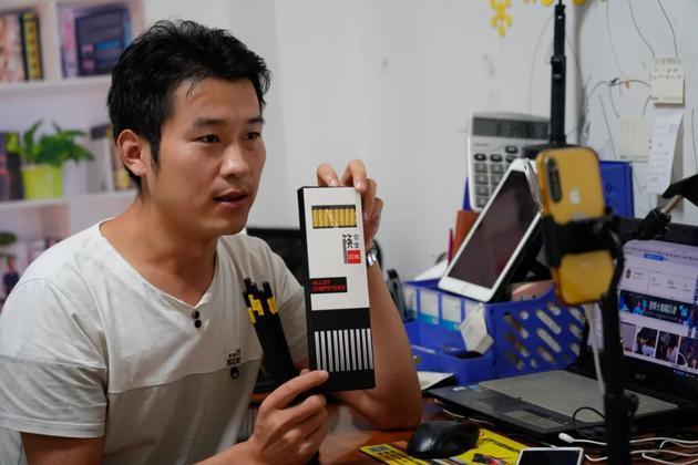 卢新源在直播中展示商品。