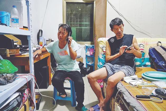 直播账号被封禁后,英姐给儿子打电话。
