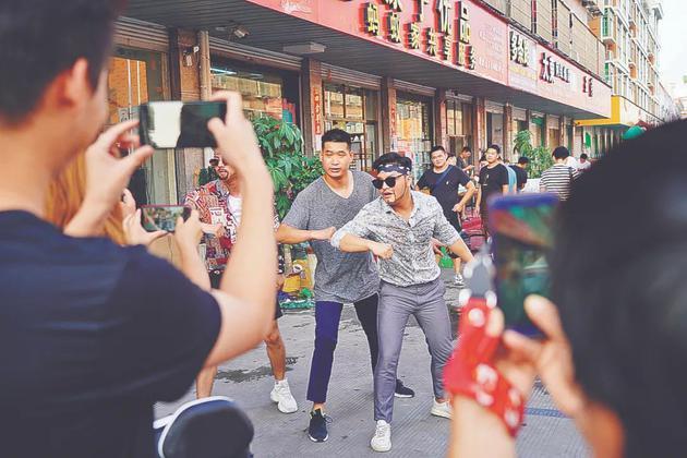 几个主播在表演“舞蹈”。