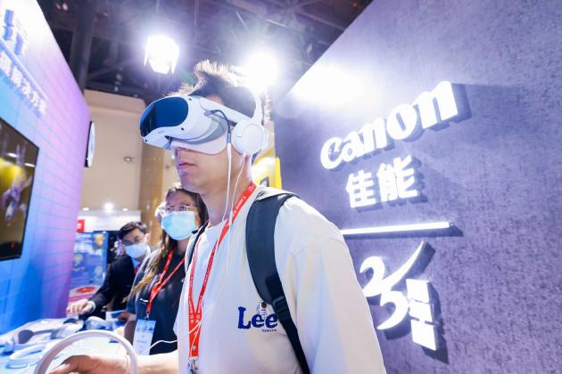 观众现场体验佳能VR镜头所拍摄的VR影像作品