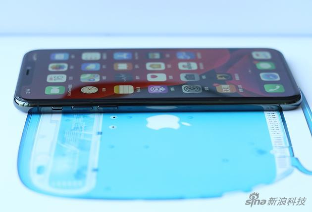 一个6.5寸屏幕,前后玻璃中间不锈钢的手机注定无法轻巧