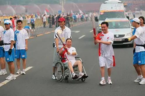 图:曾婵贞母子传递奥运火炬