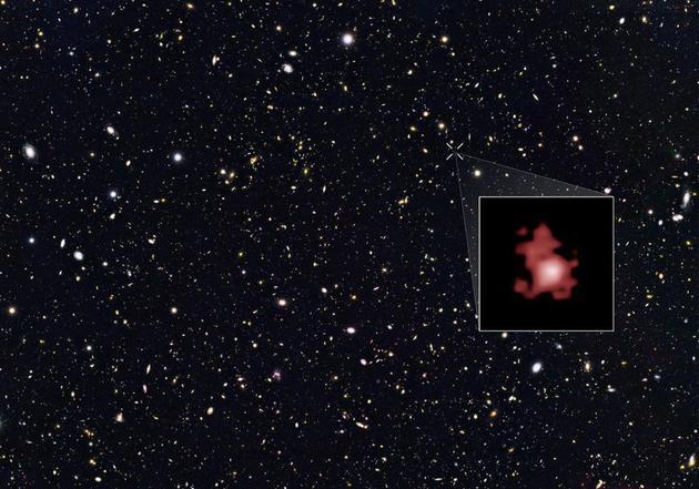标有GN-z11星系的“大天文台宇宙起源深空巡天计划北天区”(GOODS-N field),这是迄今为止发现的最遥远的星系。这个星系的光谱红移值约为11.1,表明它的光来自134亿年前,也就是大爆炸之后的4.07亿年,这相当于该星系目前与地球的距离约为320亿光年。