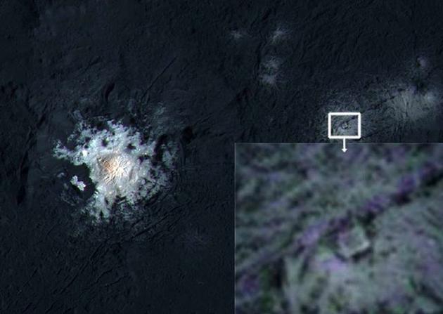 在矮行星谷神星的欧卡托陨石坑(Occator crater)中,似乎有一处奇怪的结构,像是三角形中套了一个正方形。