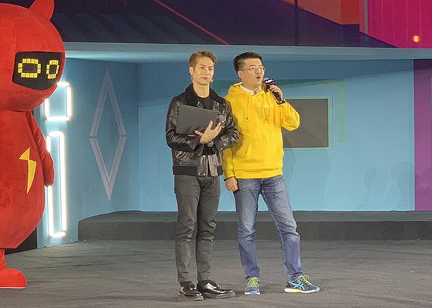 王嘉尔来到现场