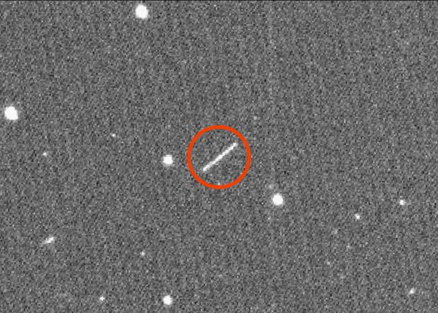 图中被红圈圈出的就是小行星2020 QG。它是与地球擦肩而过的小行星中、距地球最近的一颗。兹威基瞬变设施望远镜在这颗小行星到达近地点处后6小时、抓拍到了一张它快速飞离地球的照片。