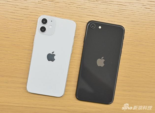 5.4英寸新iPhone(左)可能比iPhone SE还小哦