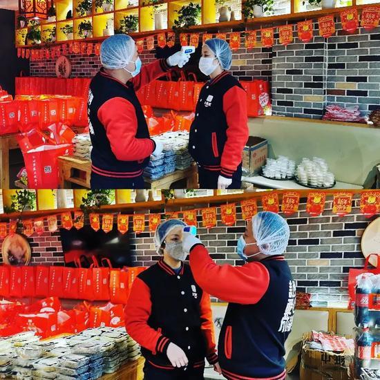 大龙燚门店内,员工开工前测量体温。