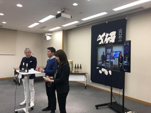 (图:獭祭通过钉钉视频会议连线全球粉丝)