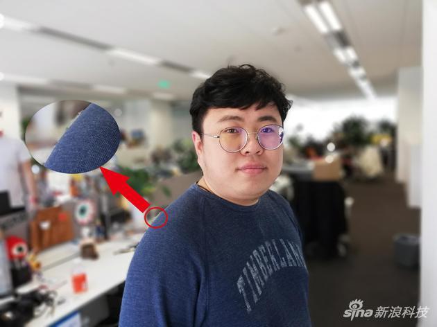 人物肩膀和背景之间能看出明显界限