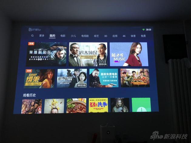 实测没有挑地方 就直接打在一面白墙上
