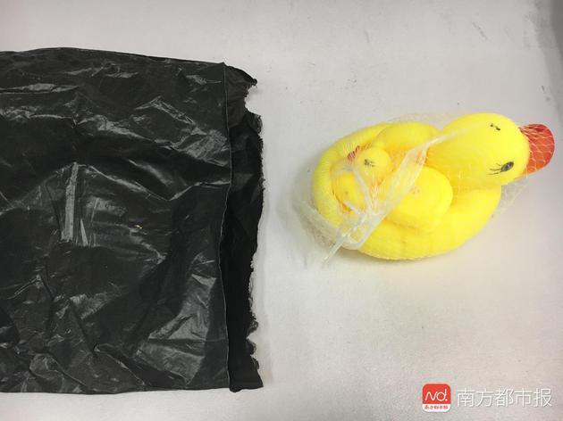 南都记者下单拍了装饰木条,收到的却是水鸭玩具。记者暗访拍“实木装饰线条”,收到水鸭玩具