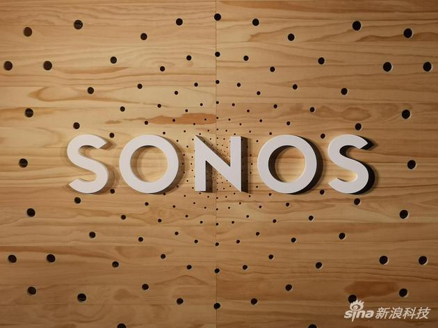 Sonos挂在发布会现场的品牌Logo