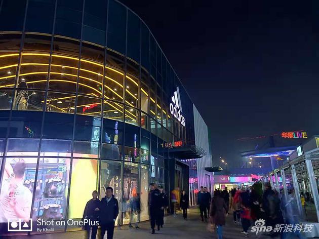 采用夜间模式拍摄,注意灯光的曝光及夜空的质感