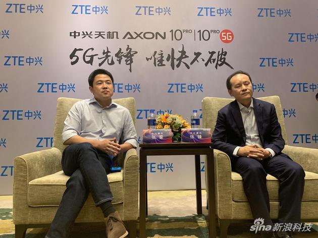 左:中兴通讯产品经理 张雷 右:中兴终端事业部CEO 徐峰、