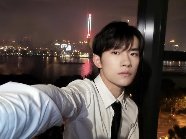 易烊千玺使用nova5 Pro前置人像超级夜景拍摄