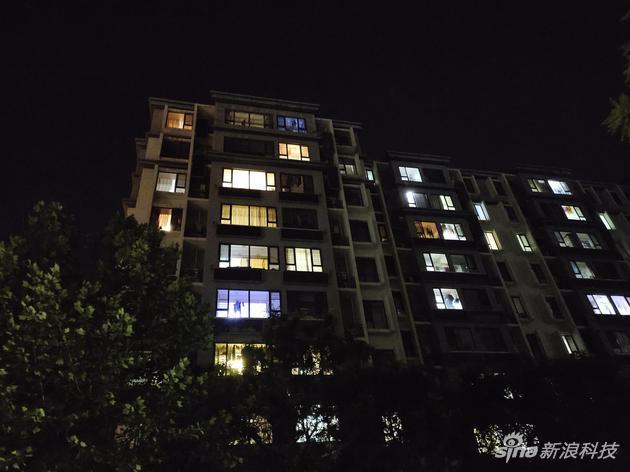 夜间样张,整体曝光不足,窗户微微过曝