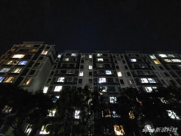 夜景模式下的超广角拍摄(光线极暗的情况下拍摄)