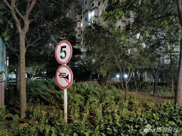 极夜模式下的夜景,宛如白昼