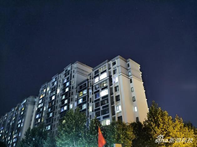 极夜模式下的夜景,天空星辰清晰可见,窗口依然过曝