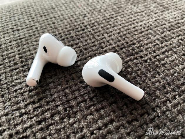 AirPods Pro外罩着黑色纱网