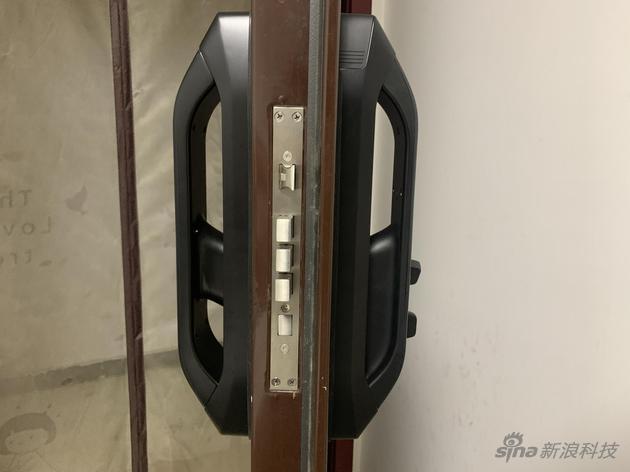 因为是标准门,所以安装很简单