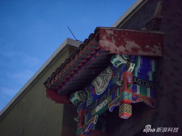 5倍变焦夜景样张。在光线昏暗的情况下,噪点明显增多,不过保留的细节表现不错