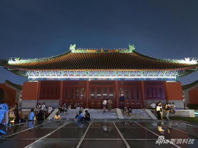夜景样张,这张夜景出现了白平衡的问题,现场灯光偏黄,拍摄出来全部优化成了白色