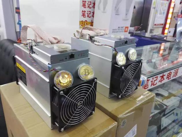 华强北赛格电子市场出售的比特币矿机 刘景丰/摄